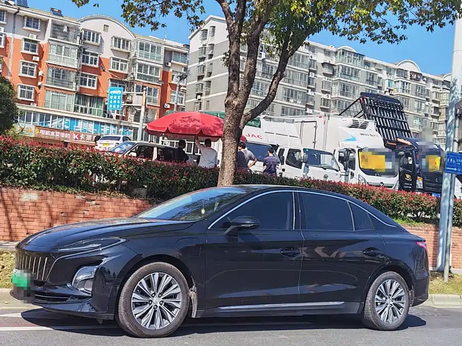 Hongqi E-QM5