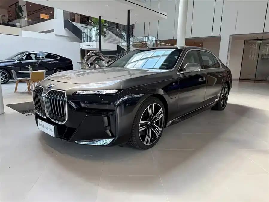 BMW i7