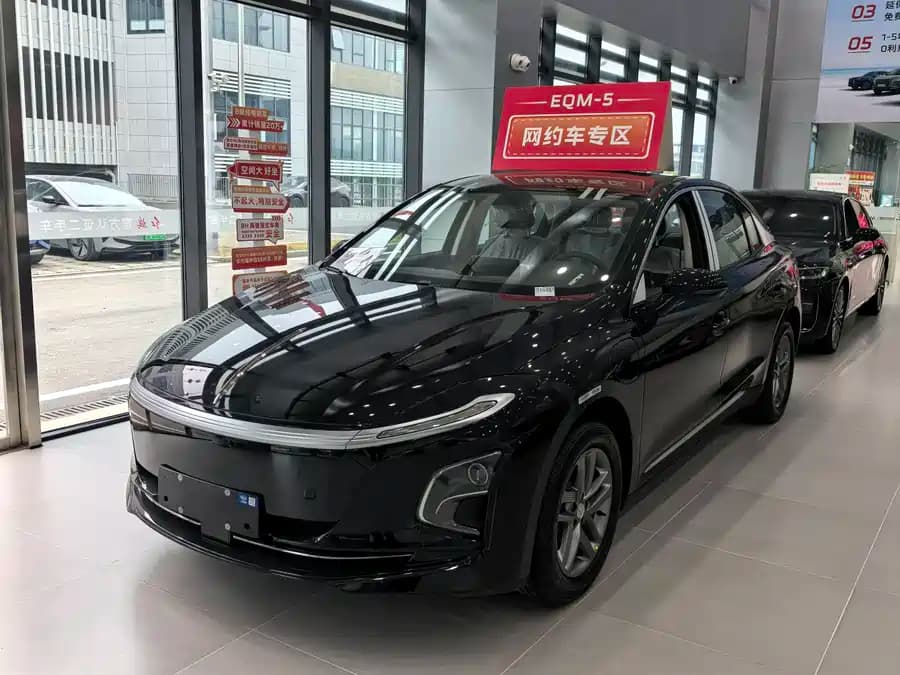 Hongqi E-QM5